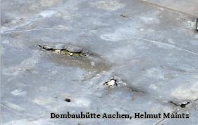 Alte Bleieindeckung: dünne Stellen bzw. Löcher durch unterseitigen Weißrostbefall; 2014 (Abb. 2).