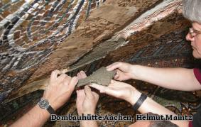 Neusetzen des Mosaikstücks in Mörtel; 2009 (Abb. 10).