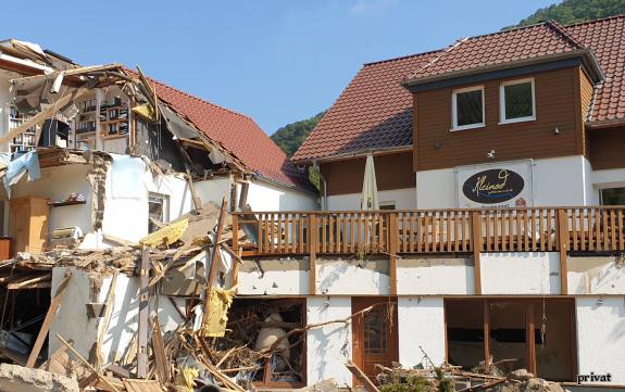 Die Bilder der Fluchtlöcher in den Dächern bleiben