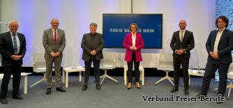Parlamentarischer Abend des Verbands Freier Berufe am 24. März 2022. Auf dem Bild von links nach rechts: Bernd Zimmer, Vorsitzender des Verbands Freier Berufe NRW; André Stinka MdL, stellvertretender Fraktionsvorsitzender der SPD-Landtagsfraktion; Hans Decruppe von der Partei die Linke;   Ina Scharrenbach (CDU), Ministerin für Kommunales, Bau und Gleichstellung des Landes Nordrhein-Westfalen; Ralph Bombis MdL, wirtschaftspolitischer Sprecher der FDP-Landtagsfraktion und Matthi Bolte-Richter MdL, Sprecher für Wissenschaft, Innovation, Digitalisierung und Datenschutz bei Bündnis 90/Die Grünen.