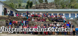 Das Bild zeigt eine Gruppe von knapp einhundert Helfern in Thulodhunga, Nepal, die bei der Verkabelung und Erdung der Schule geholfen haben.