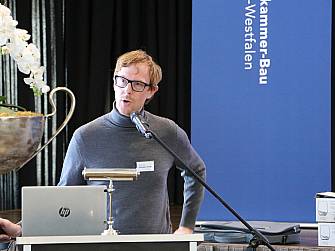 Vortrag von Dipl.-Ing. Christian Wrede zum Thema „Klimawandel, Ressourcenverbrauch und Abfallaufkommen – Handlungsbedarf bei der Bauplanung“.