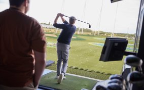 Junge Ingenieure im TopGolf Oberhausen