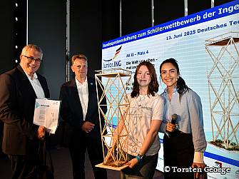 Platz 4 für Eva aus Schloß Holte-Stukenbrock mit ihrem Turm "Die Welt von oben - mal anders herum"