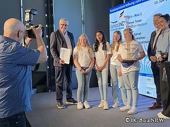 Siegerehrung zum 2. Platz beim Schülerwettbewerb Junior.ING beim Bundesfinale in Berlin