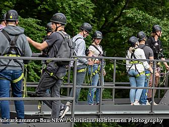 Junge INGs klettern