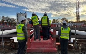 Studierende erkunden die Schleusen Rodde und Gleesen