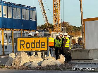 Studierende erkunden die Schleusen Rodde und Gleesen