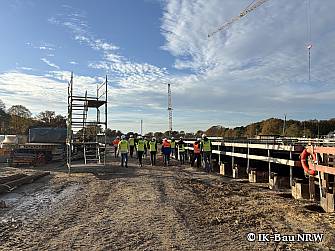 Studierende erkunden die Schleusen Rodde und Gleesen
