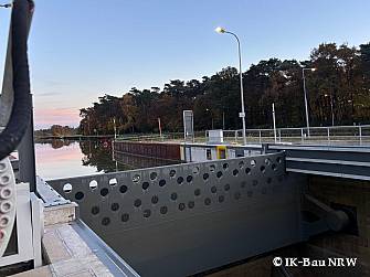 Studierende erkunden die Schleusen Rodde und Gleesen