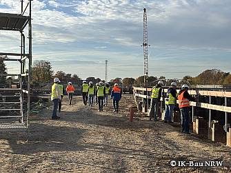 Studierende erkunden die Schleusen Rodde und Gleesen