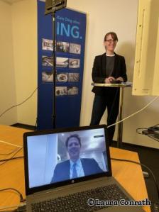 Referent Dr. Sebastian Huck auf dem Monitor, im Hintergrund Moderatorin Katja Hennig. Fotos: IK-Bau NRW