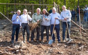 Baumpflanzung der IK-Bau NRW in Stolberg:  Sämlinge trotzen Sonne und Trockenheit